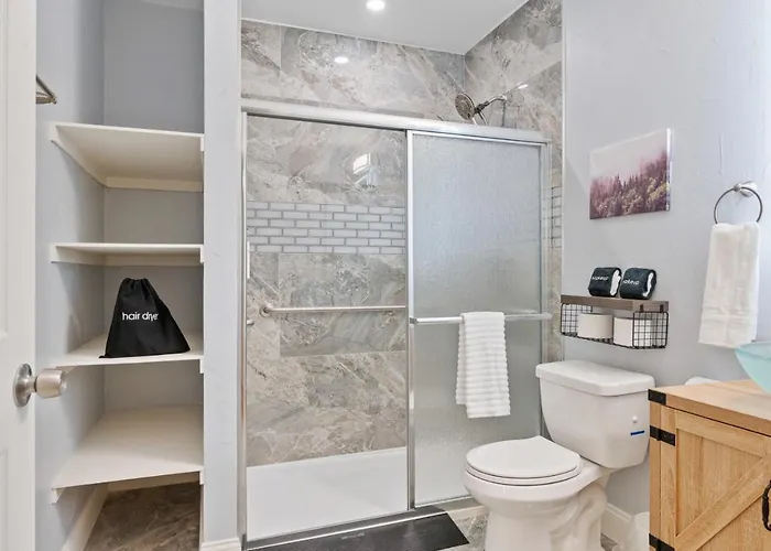 Apartment Upscale King Bed Ada With Free Parking Pittsburgh