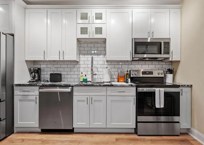 Upscale King Bed Ada With Free Parking Apartment Pittsburgh