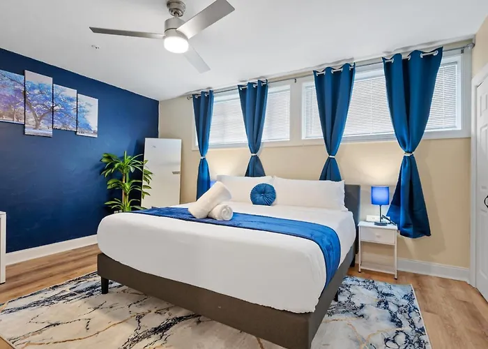 Upscale King Bed Ada With Free Parking Apartment Pittsburgh