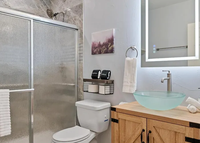 Upscale King Bed Ada With Free Parking Apartment