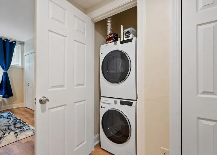 Upscale King Bed Ada With Free Parking *