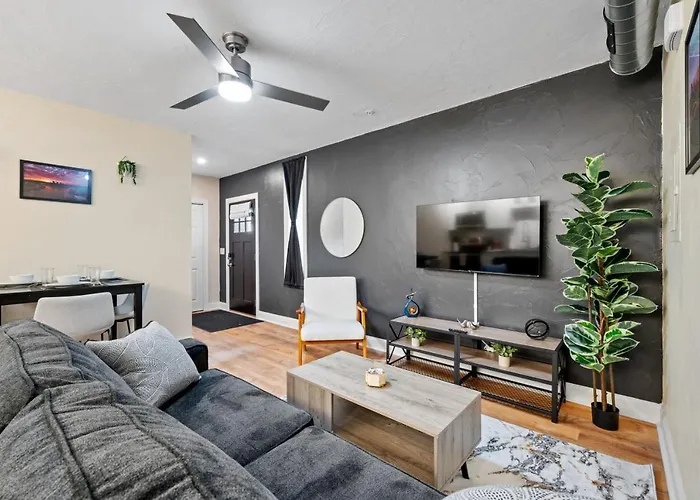 Upscale King Bed Ada With Free Parking Apartment